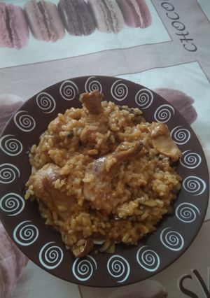 Una foto de Arroz meloso con conejo y champiñones portobello