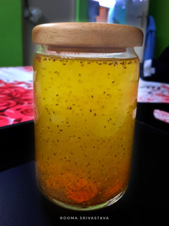 टर्मरिक छिया सीड डिटॉक्स वॉटर (turmeric chia seed detox water recipe in Hindi) रेसिपी मुख्य फोटो