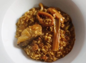 Foto principal de Arroz meloso de bacalao, calamar, ajos tiernos y alcachofas