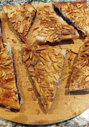 Una foto de Pastelitos de Hojaldre con Mermelada Casera de Arándanos y Almendras a tu Gusto