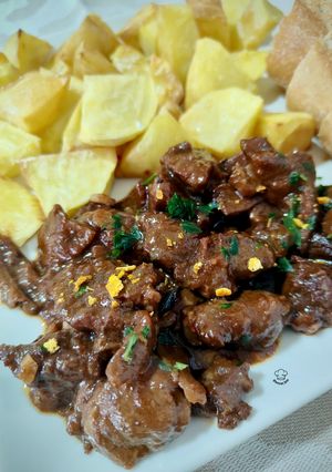 Una foto de Carrillada con boletus en salsa de vino tinto y naranja
