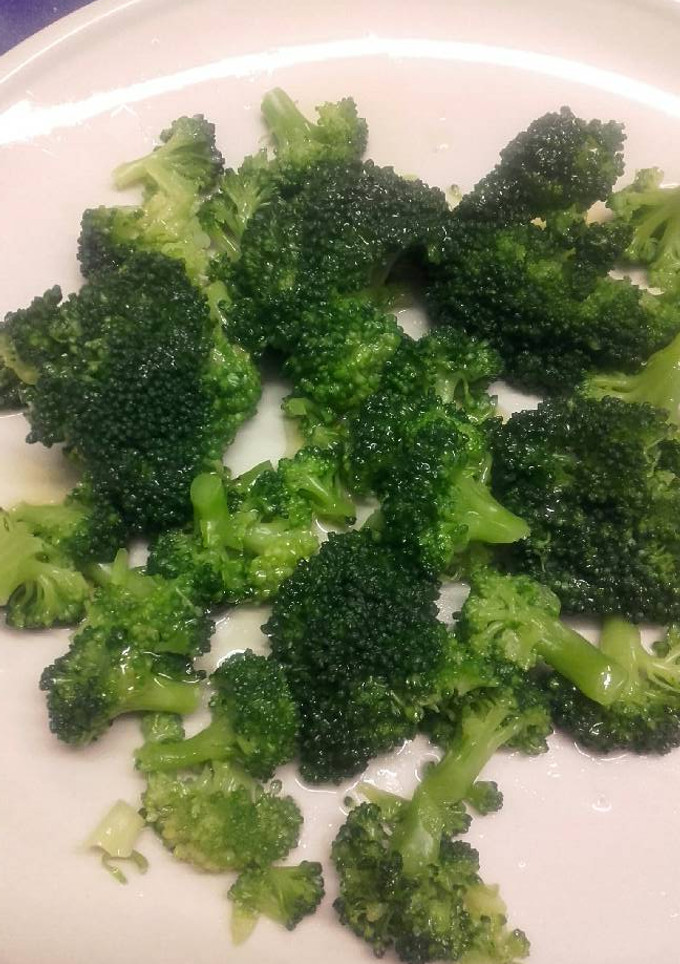 Una foto de Brócoli con sal y aceite de oliva virgen extra
