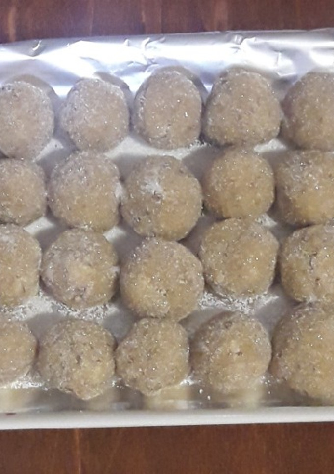 Una foto de Bolitas de nuez y galletas 😋