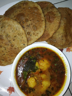 बेड़मी पूरी और आलू की सब्जी (Bedmi puri aur aloo ki sabzi recipe in hindi) रेसिपी मुख्य फोटो