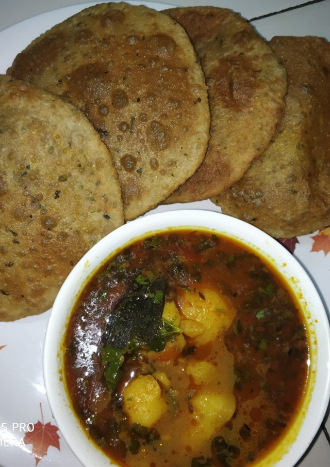 बेड़मी पूरी और आलू की सब्जी (Bedmi puri aur aloo ki sabzi recipe in hindi) रेसिपी मुख्य फोटो