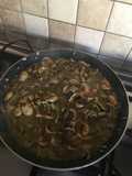 Ternera con cebolla y champiñones