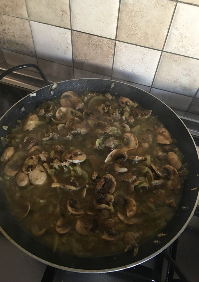 Una foto de Ternera con cebolla y champiñones