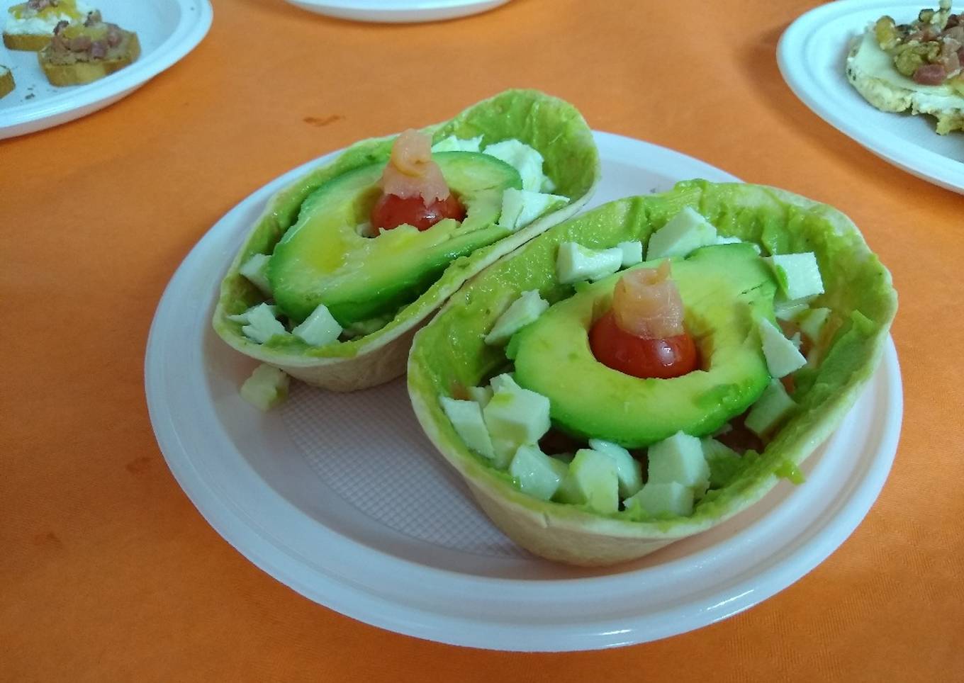 Barquitos de aguacate, salmón y mozzarella