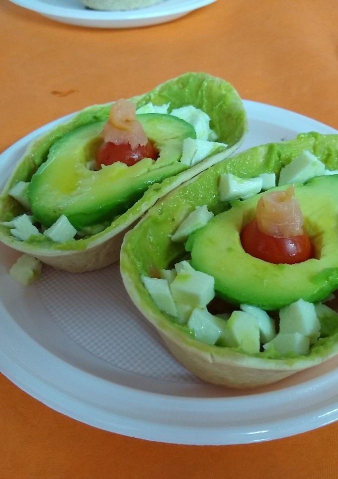 Una foto de Barquitos de aguacate, salmón y mozzarella