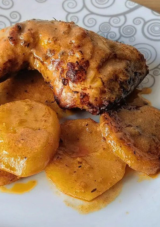 Una foto de Pollo en salsa de mandarina con papas al pimentón en airfryer