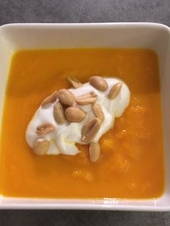 Una foto de Crema de zanahoria con naranja, yogurt y cacahuete