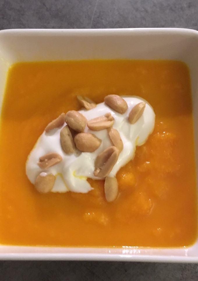 Una foto de Crema de zanahoria con naranja, yogurt y cacahuete