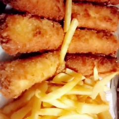A picture of Pizza Bread rolls with fries.