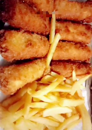A picture of Pizza Bread rolls with fries.