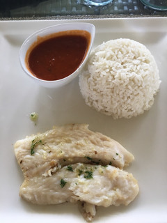 Una foto de Lenguado al vapor, arroz 🍚con salsa 💃 de coco 🤓