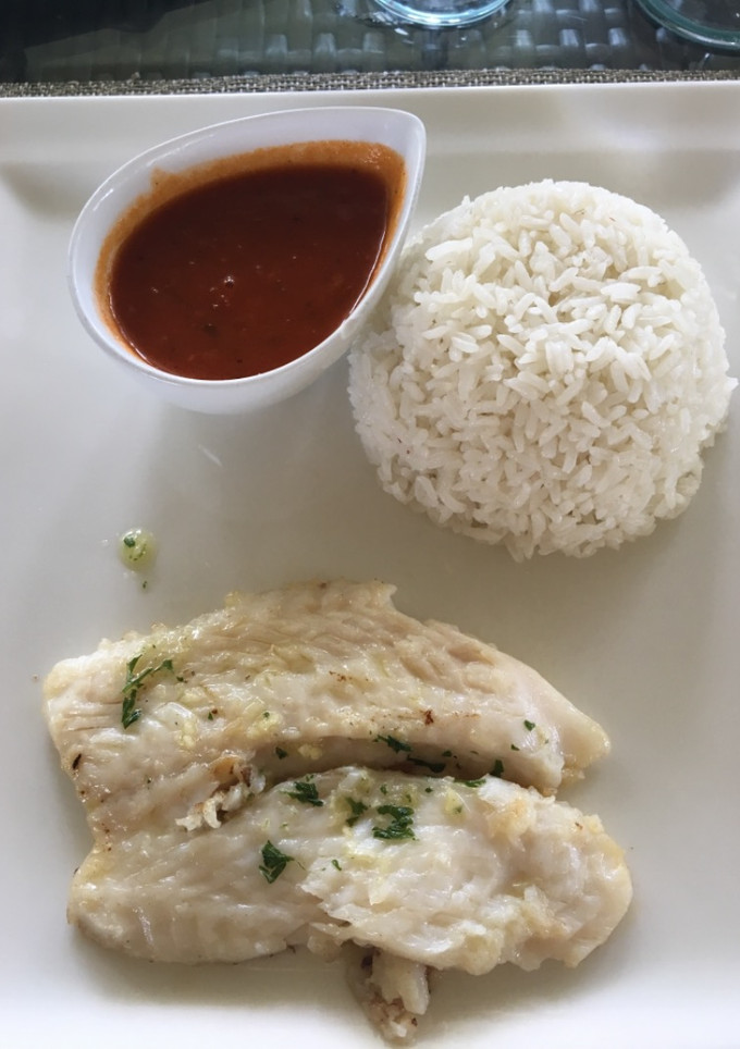 Una foto de Lenguado al vapor, arroz 🍚con salsa 💃 de coco 🤓