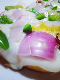 சீஸி தவா பிஸ்ஸா (Cheese thawa pizza recipe in tamil) செய்முறை முக்கிய புகைப்படம்