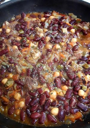 Una foto de Porotos colorados con carne