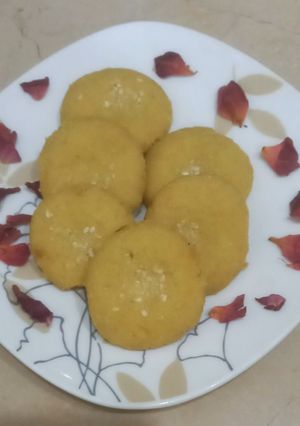 A picture of Crispy diet biscuits with mustard oil 🛢️.