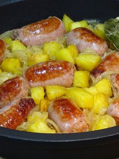 Una foto de Salchichas a la cerveza con patatas, receta fácil y económica