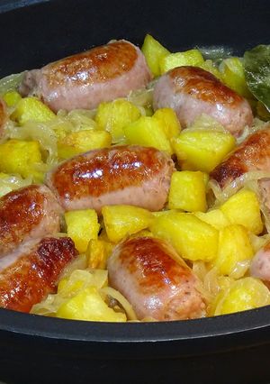 Foto principal de Salchichas a la cerveza con patatas, receta fácil y económica