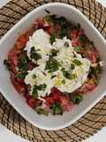 Ensalada de berenjenas, tomate, garbanzos y burrata
