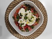 Una foto de burrata con tomate y jamon