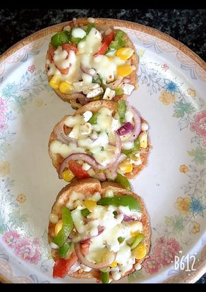 मिनी गार्लिक ब्रेड पिज़्ज़ा (mini garlic bread pizza recipe in Hindi) रेसिपी मुख्य फोटो