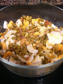 Una foto de Guisantes con bacon y huevo duro