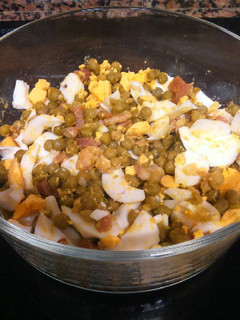Una foto de Guisantes con bacon y huevo duro