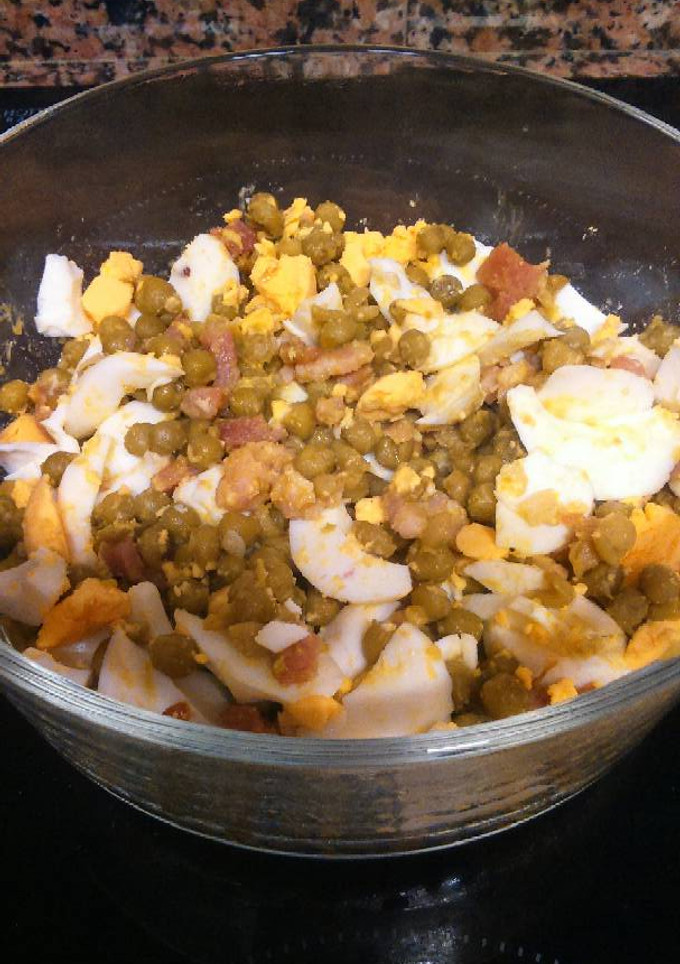 Una foto de Guisantes con bacon y huevo duro