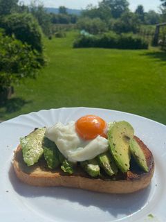 Avokádós szendvics buggyantott tojással. 🥑🍳 recept fotója