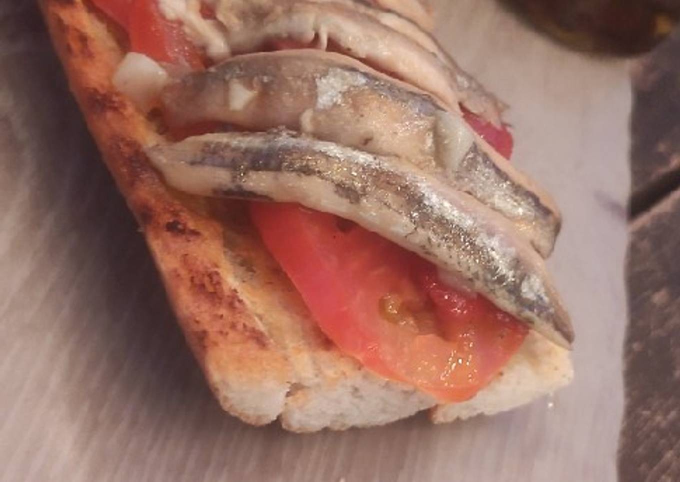 Tosta de boquerones,tomate y pimientos asados