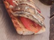 Una foto de tostada con boquerones