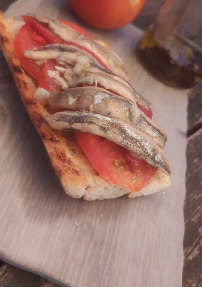 Una foto de Tosta de boquerones, tomate y pimientos asados