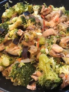 Una foto de Brócoli con setas y berenjena