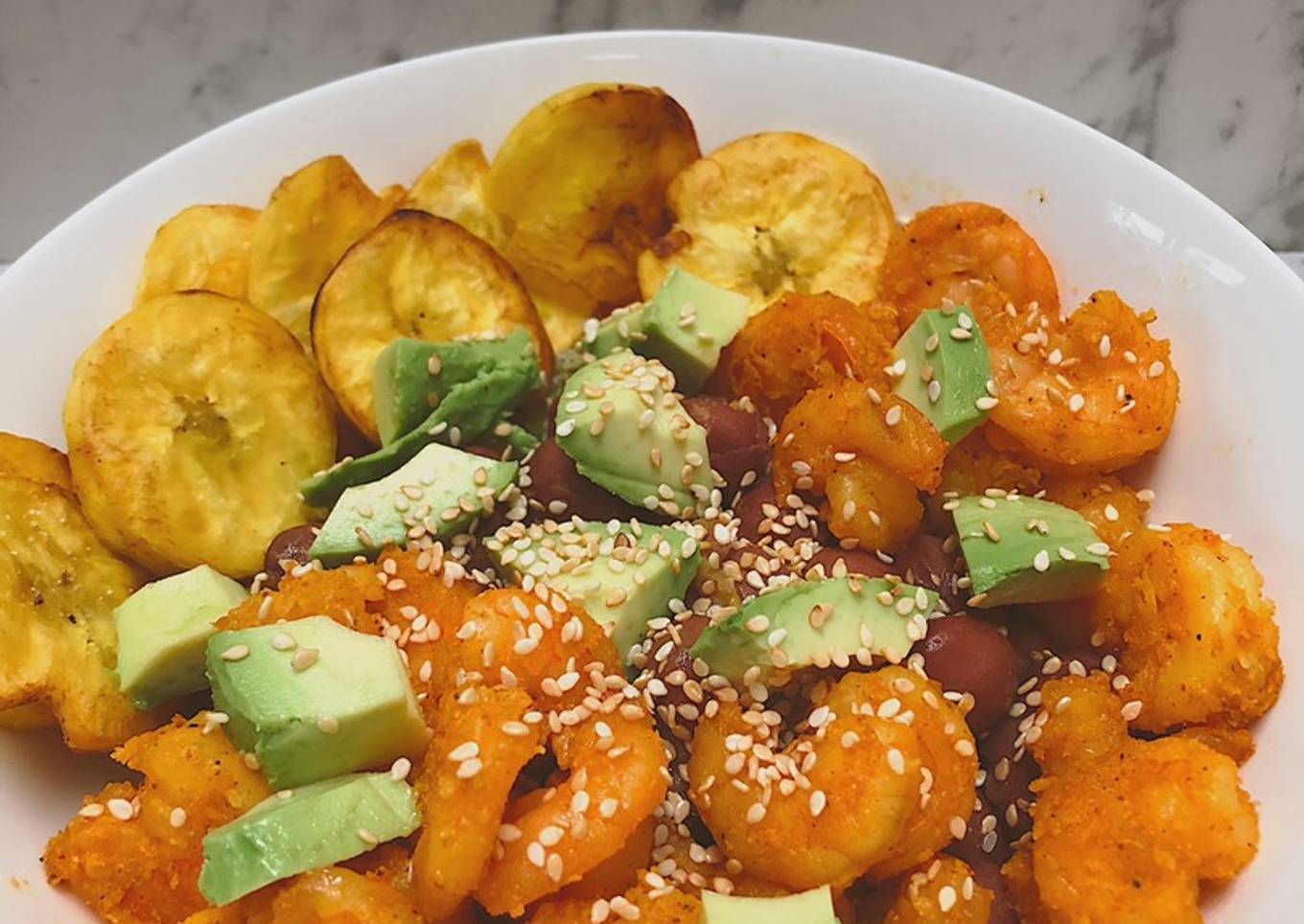 Almuerzo rápido: Camarones salteados con moneditas de plátano y aguacate 🥑