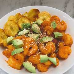 Una foto de Almuerzo rápido: Camarones salteados con moneditas de plátano y aguacate 🥑
