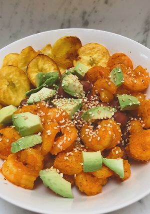 Una foto de Almuerzo rápido: Camarones salteados con moneditas de plátano y aguacate 🥑