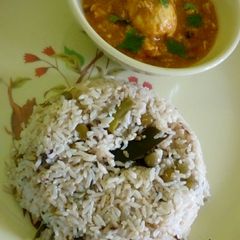 A picture of Chettinad Style Peas Pulao with Egg Curry.