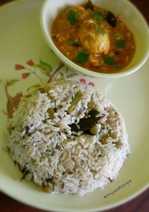 A picture of Chettinad Style Peas Pulao with Egg Curry.