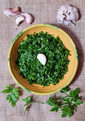 Una foto de Perejil y ajo siempre listo 🌱 🧄 "Ajoperejil" 🧄 🌱 más "hack" que receta