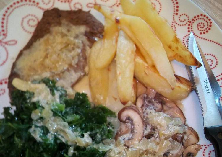 Light fried steak with peppercorn sauce kale, mushrooms and chip