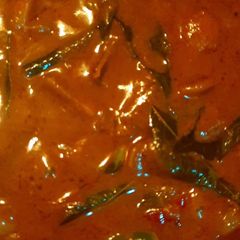 A picture of Ulli theeyyal (shallots cooked in roasted coconut gravy and tamarind juice).