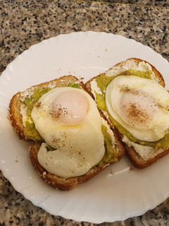 Una foto de Tostada de aguacate, huevo y queso Philadelphia