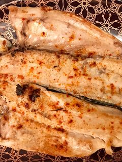 Una foto de Lubina a la parrilla con pimentón y aceite de oliva