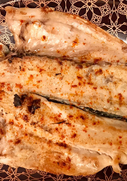 Una foto de Lubina a la parrilla con pimentón y aceite de oliva