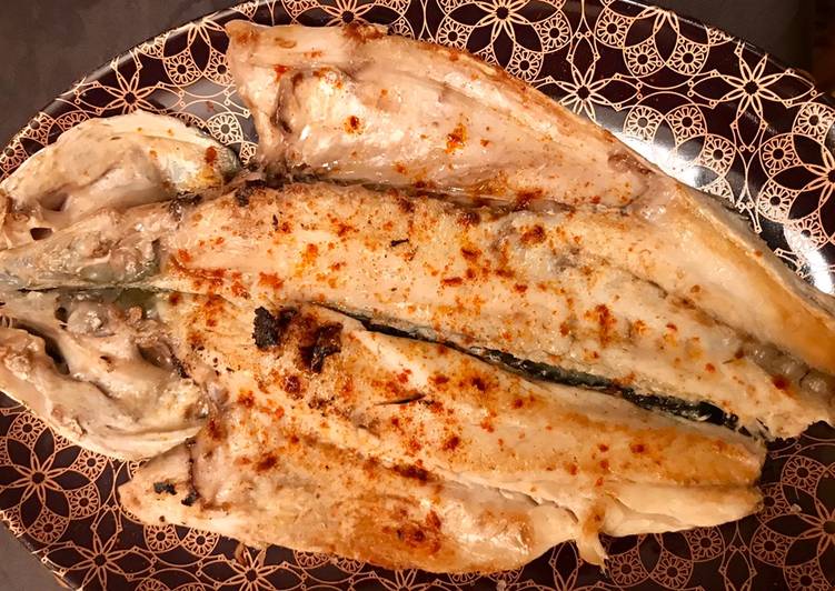 Lubina a la parrilla con pimentón y aceite de oliva