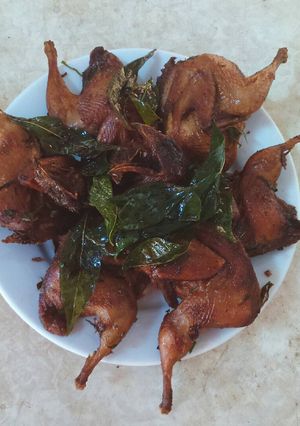 Hình của món Chim cút quay lá mắc mật.