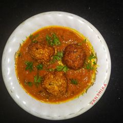 A picture of Bottle gourd kofta curry.